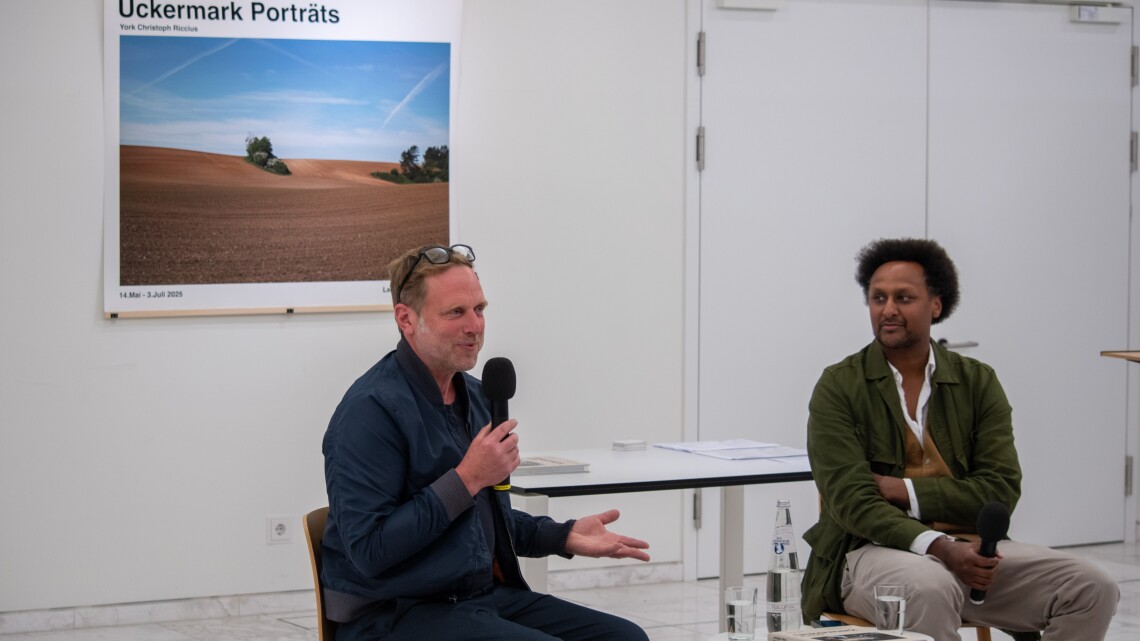 Gesprächsrunde mit dem Künstler York Christoph Riccius (l.) und dem Herausgeber Jonathan Teklu (r.) zur Ausstellungseröffnung.