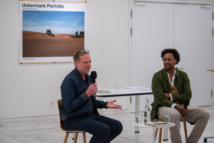Gesprächsrunde mit dem Künstler York Christoph Riccius (l.) und dem Herausgeber Jonathan Teklu (r.) zur Ausstellungseröffnung.