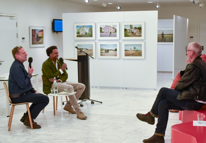 Gesprächsrunde mit dem Künstler York Christoph Riccius (l.) und dem Herausgeber Jonathan Teklu (r.) zur Ausstellungseröffnung.