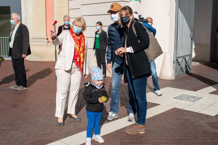 Landtagspräsidentin Prof. Dr. Ulrike Liedtke (l.) begrüßt am Sonntag Gäste zum Einheitswochenende am Fortunaportal.