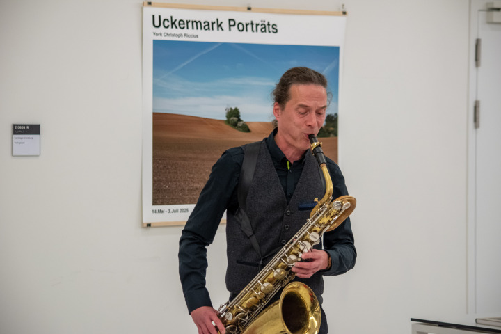 Musikalischer Ausklang der Ausstellungseröffnung mit Gert Anklam
