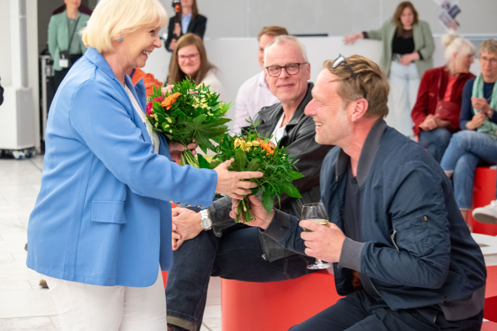 Landtagspräsidentin Prof. Dr. Ulrike Liedtke (l.) bedankt sich bei dem Künstler York Christoph Riccius (r.)