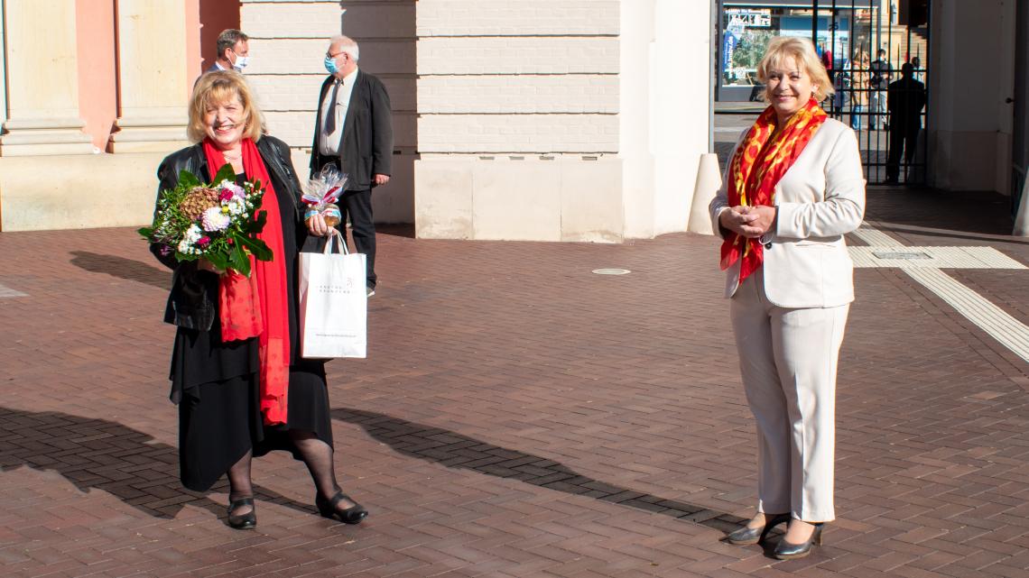 Landtagspräsidentin Prof. Dr. Ulrike Liedtke (r.) und Adelheid Werner (l.)