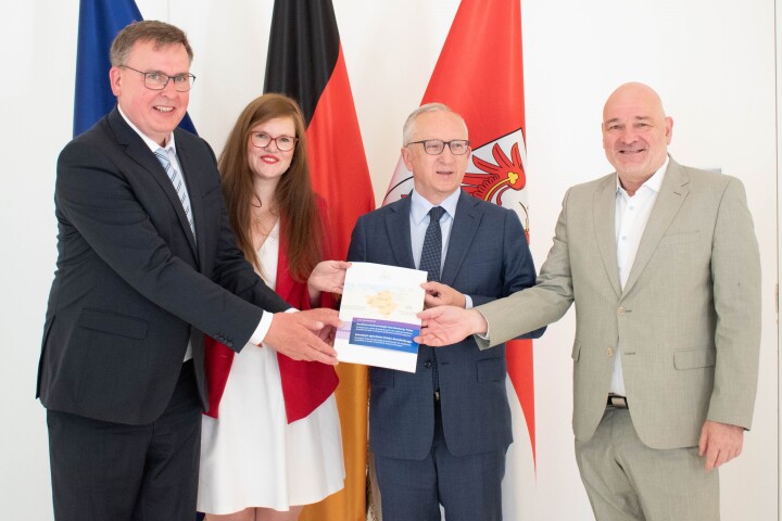 Vizepräsidentin Dr. Jouleen Gruhn (2. v. l.), Europaminister Robert Crumbach (4. v. l.) sowie der Vorsitzende des Europaausschusses Johannes Funke (1. v. l.) begrüßten den Geschäftsträger ad interim (a.i.) der polnischen Botschaft Jan Tombiński (3. v. l.).