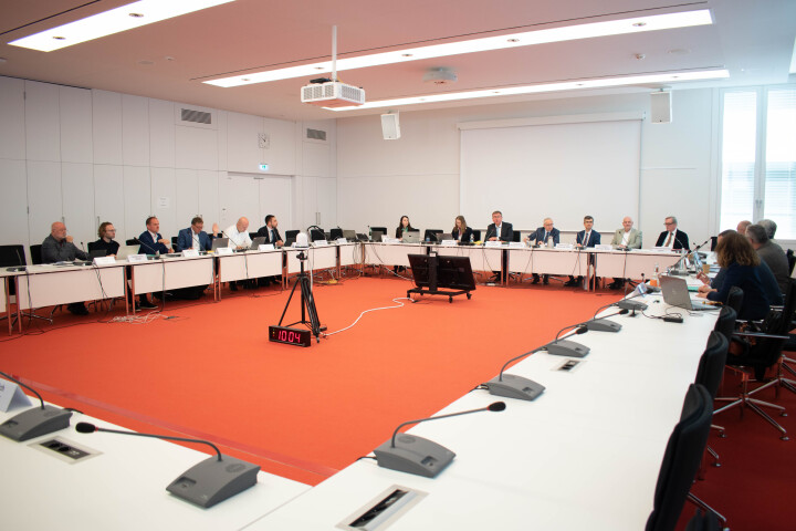 Blick in den Beratungsraum während der Sitzung des Ausschusses für Europaangelegenheiten und Entwicklungspolitik