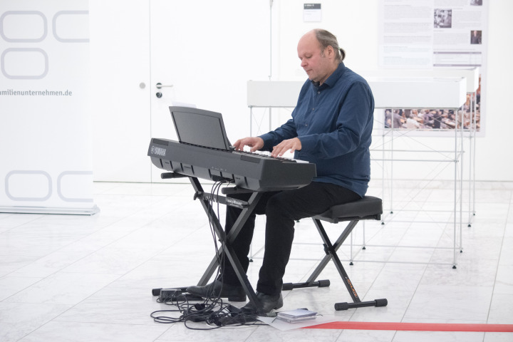 Musikalischer Beitrag zur Ausstellungseröffnung durch Volker Jaekel