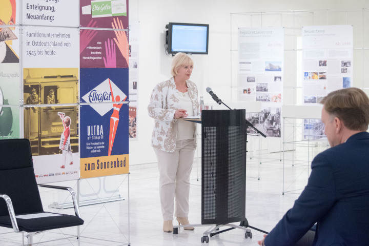 Begrüßung der Landtagspräsidentin Prof. Dr. Ulrike Liedkte zur Ausstellungseröffnung im Foyer des Landtages