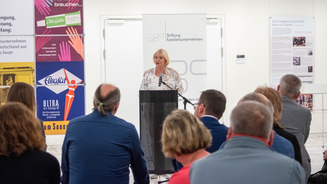 Begrüßung der Landtagspräsidentin Prof. Dr. Ulrike Liedkte zur Ausstellungseröffnung im Foyer des Landtages