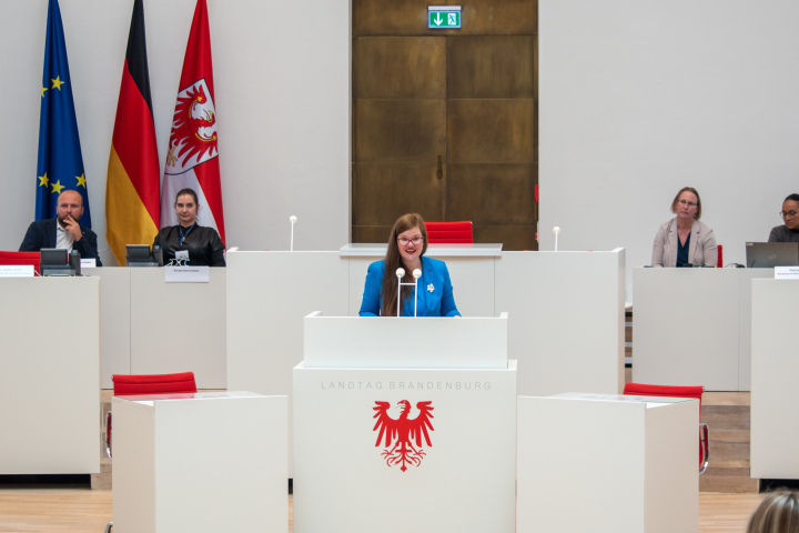 Begrüßung der Landtagsvizepräsidentin Dr. Jouleen Gruhn zur Preisverleihung im Landtag