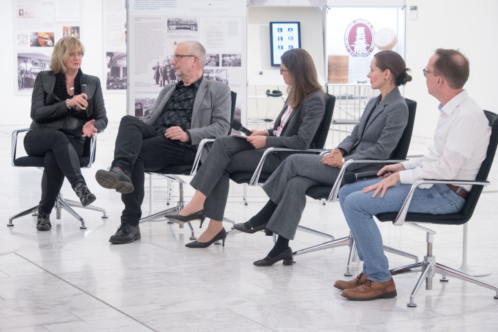 Podiumsgespräch zur Ausstellunngseröffnung, v. l. n. r.: Inhaberin und Geschäftsführerin der Familienunternehmen Kiebitzberg Renate Lewerken, Inhaber und Geschäftsführer der Familienunternehmen Kiebitzberg Andreas Lewerken, Moderatorin Dr. Bettina Wurster, Senior Vice President Corporate & Legal Affairs der ORAFOL Group Catherine Loclair und der Wirtschaftshistoriker Dr. Max Trecker vom Leibniz-Institut für Geschichte und Kultur des östlichen Europas in Leipzig