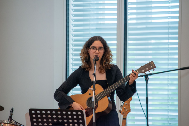 Musikalisches Zwischenspiel durch die Singer-Songwriterin Tally Juniper