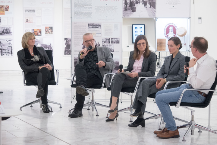 Podiumsgespräch zur Ausstellunngseröffnung, v. l. n. r.: Inhaberin und Geschäftsführerin der Familienunternehmen Kiebitzberg Renate Lewerken, Inhaber und Geschäftsführer der Familienunternehmen Kiebitzberg Andreas Lewerken, Moderatorin Dr. Bettina Wurster, Senior Vice President Corporate & Legal Affairs der ORAFOL Group Catherine Loclair und der Wirtschaftshistoriker Dr. Max Trecker vom Leibniz-Institut für Geschichte und Kultur des östlichen Europas in Leipzig