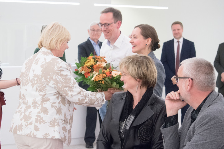 Landtagspräsidentin Prof. Dr. Ulrike Liedtke überreicht Blumensträuße zum Dank an Herrn Dr. Deißner und die Podiumsgäste