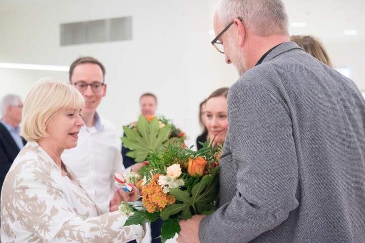 Landtagspräsidentin Prof. Dr. Ulrike Liedtke überreicht Blumensträuße zum Dank an Herrn Dr. Deißner und die Podiumsgäste