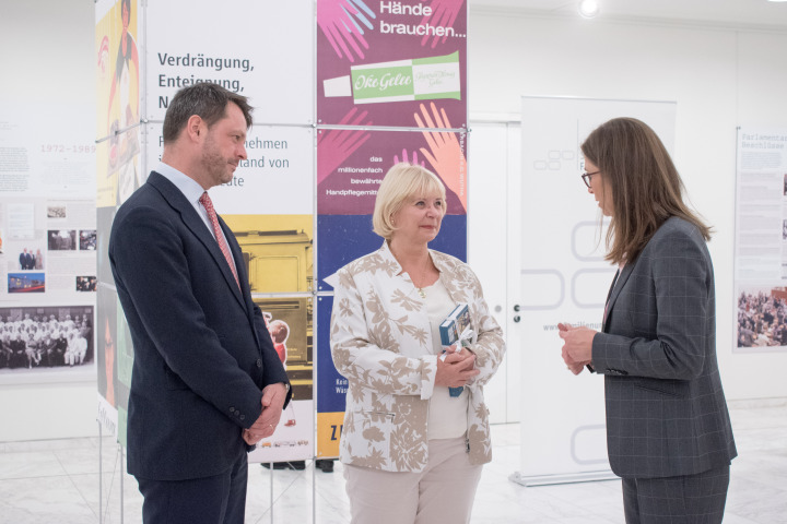 Landtagspräsidentin Prof. Dr. Ulrike Liedtke (m.) im Gespräch mit Dr. David Deißner (l.) und Dr. Bettina Wurster (r.)