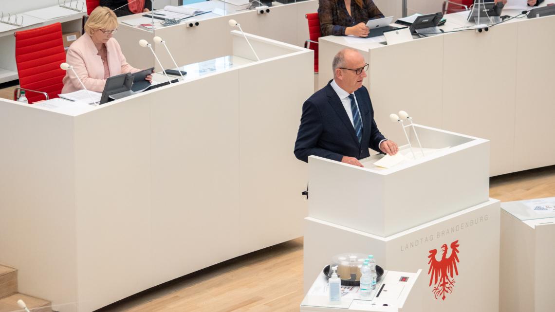 Ministerpräsident Dr. Dietmar Woidke erläutert die Ziele der geplanten bundesweiten Corona-Maßnahmen im Plenarsaal.