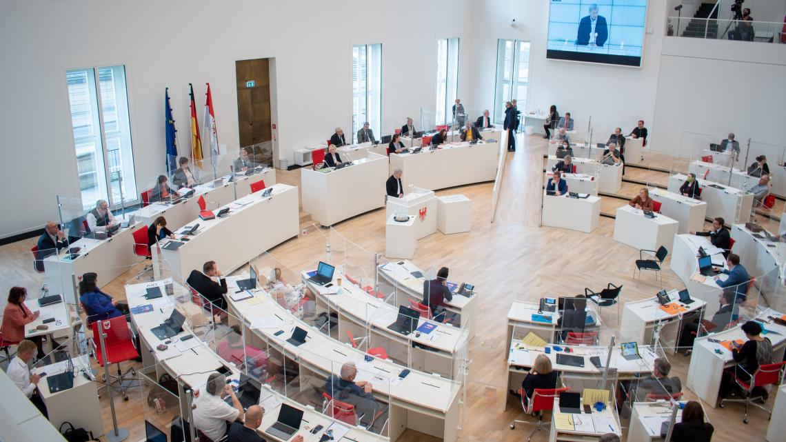Blick in den Plenarsaal während der Aktuellen Stunde in der 25. Sitzung des Landtages Brandenburg.