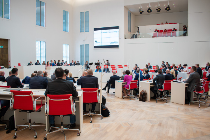 Blick in den Plenarsaal zu Beginn der Feierstunde