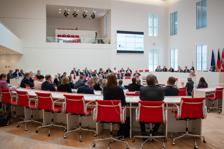 Blick in den Plenarsaal während der Rede der Landtagspräsidentin Prof. Dr. Ulrike Liedtke