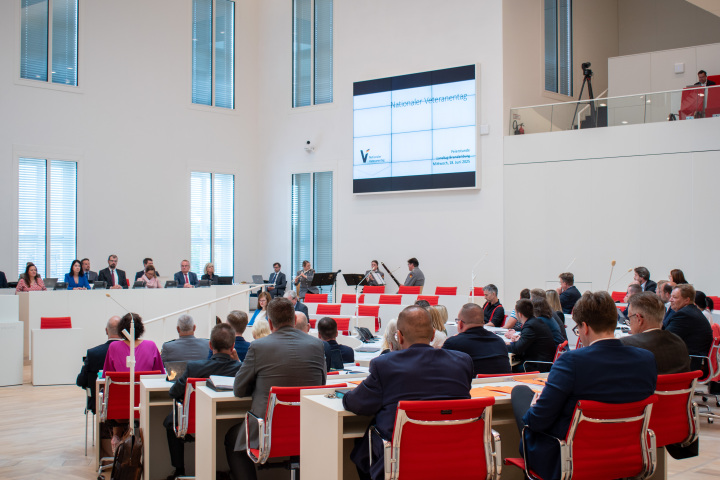 Blick in den Plenarsaal während des musikalischen Zwischenspiels des Ensemble des Stabsmusikkorbs der Bundeswehr