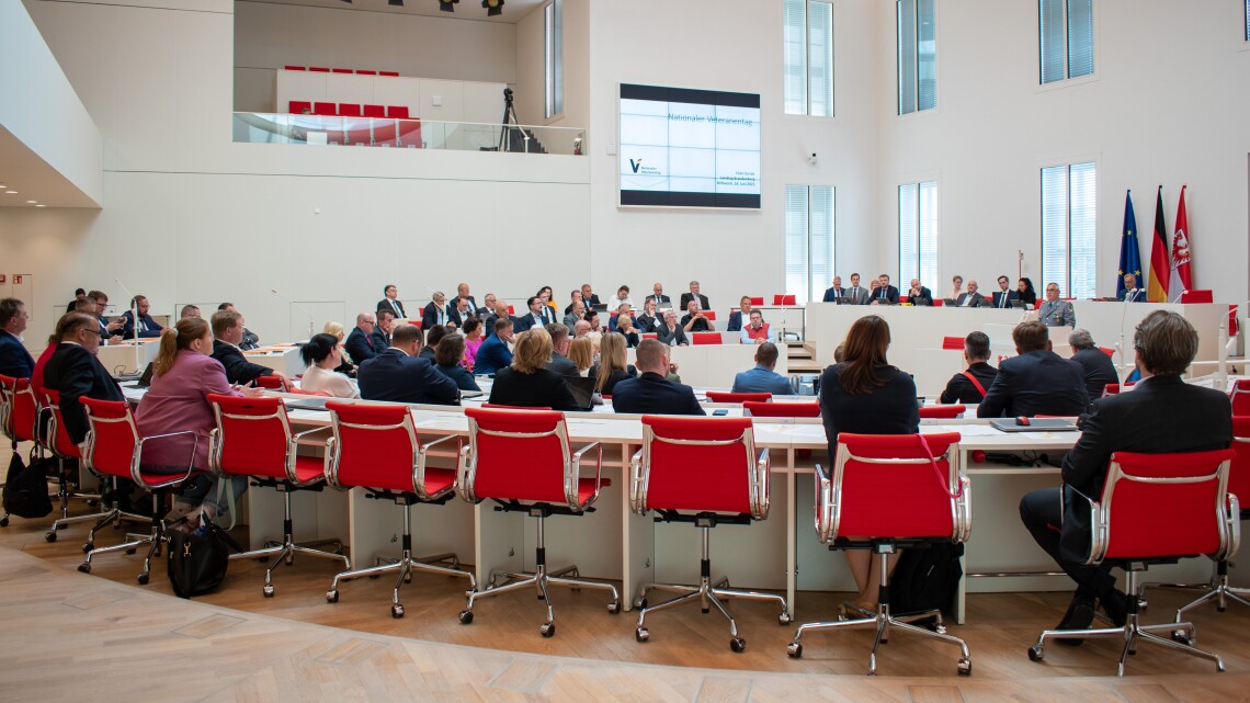 Blick in den Plenarsaal während der Rede des stellvertretenden Präsidenten des Verbandes der Reservisten der Deutschen Bundeswehr Manfred Schreiber