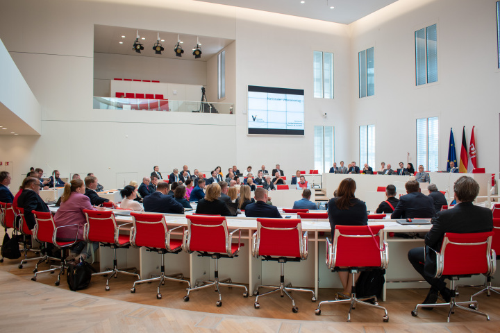 Blick in den Plenarsaal während der Rede des stellvertretenden Präsidenten des Verbandes der Reservisten der Deutschen Bundeswehr Manfred Schreiber