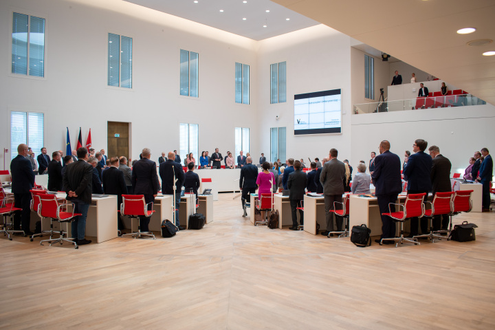 Das Ensemble des Stabsmusikkorbs der Bundeswehr spielt zum Abschluss der Feierstunde die Nationalhymne