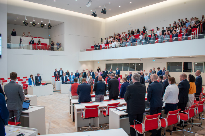 Das Ensemble des Stabsmusikkorbs der Bundeswehr spielt zum Abschluss der Feierstunde die Nationalhymne