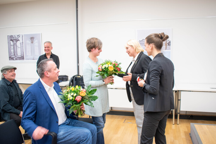 Landtagspräsidentin Prof. Dr. Ulrike Liedtke (2. v. r.) bedankt sich bei dem Kurator Marcel Th. Jacobs (l.) und der Koordinatorin Dr. Anke Geißler-Grünberg (2. v. l.) für deren Ausführungen.