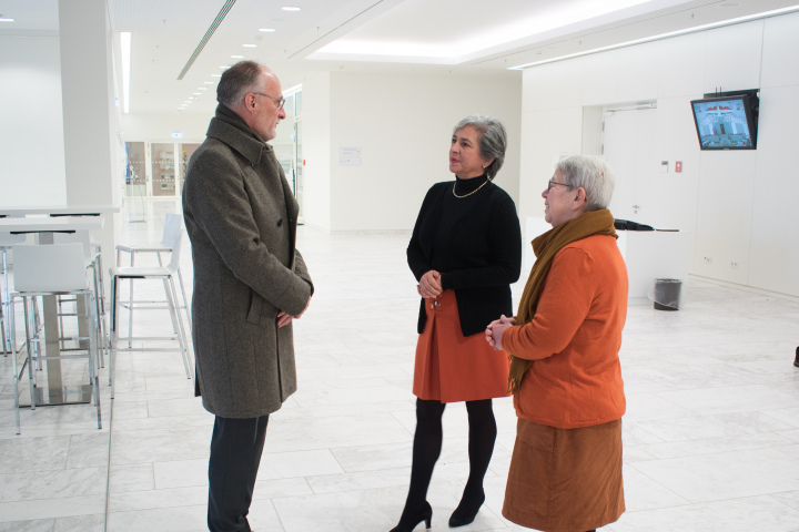 Vizepräsidentin Barbara Richstein (m.) begrüßt gemeinsam mit der Vorsitzenden des Europaauschusses Bettina Fortunato (r.) den Botschafter des Königreichs Belgien S. E. Geert Muylle (l.) im Landtag Brandenburg.