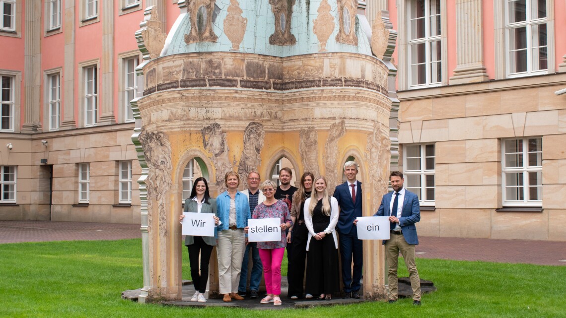 Mitarbeiterinnen und Mitarbeiter werben für neue Mitarbeiterinnen und Mitarbeiter