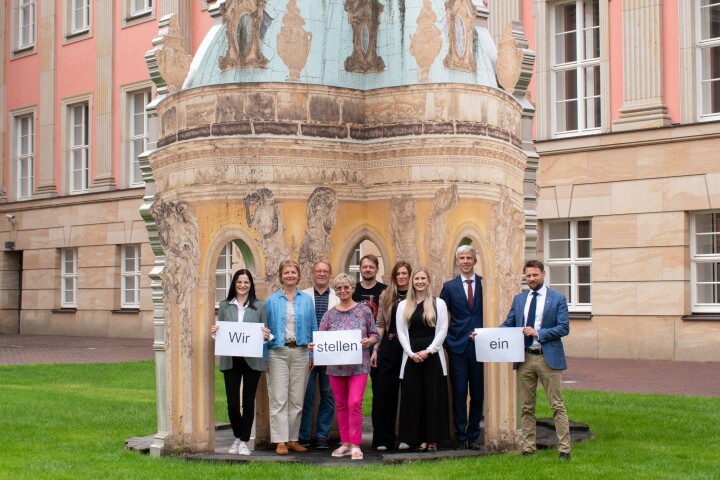 Mitarbeiterinnen und Mitarbeiter werben für neue Mitarbeiterinnen und Mitarbeiter