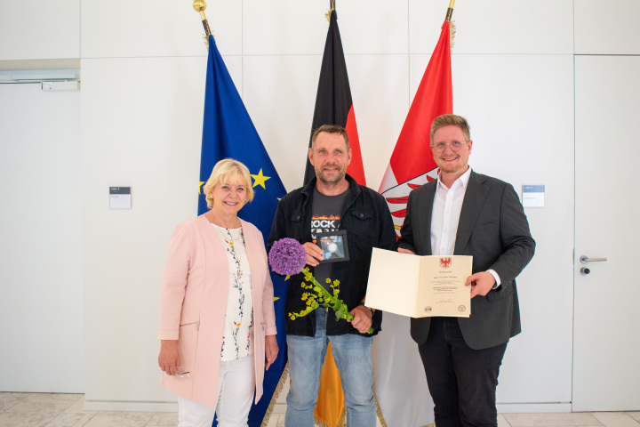 V. l. n. r.: Landtagspräsidentin Prof. Dr. Ulrike Liedtke, der nachträglich ausgezeichnete Träger der Landtagsmedaille Torsten Höricke und der Abgeordneter Sebastian Rüter