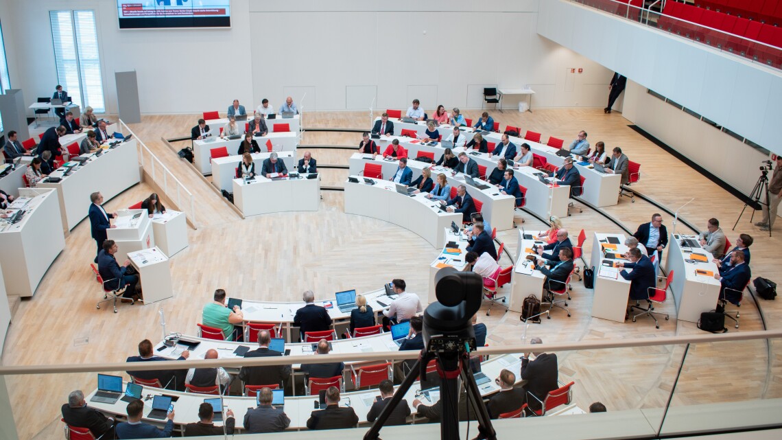 Blick in den Plenarsaal zu Beginn der Aktuellen Stunde auf Antrag der SPD-Fraktion am 17.07.2025.
