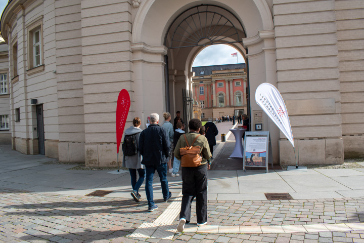 Eintreffen der Gäste zur zweiten Veranstaltung „Kunst zur Zeit 2025“
