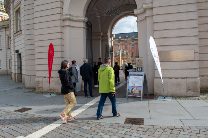 Eintreffen der Gäste zur zweiten Veranstaltung „Kunst zur Zeit 2025“