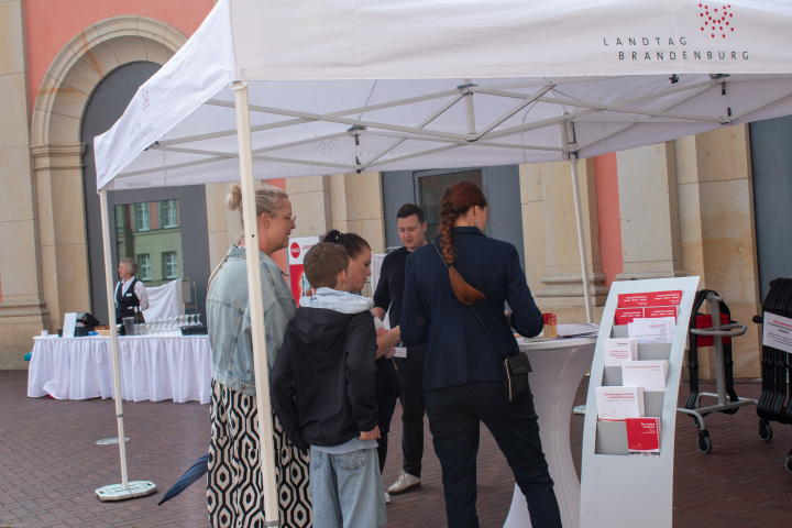 Infostand des Landtages zur Veranstaltung „Kunst zur Zeit 2025“