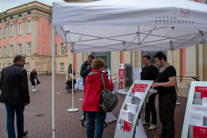 Infostand des Landtages zur Veranstaltung „Kunst zur Zeit 2025“