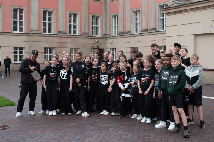 Potsdamer Tanzgruppe The RokkaZ vor Beginn der zweiten Veranstaltung „Kunst zur Zeit 2025“ im Innenhof des Landtages.