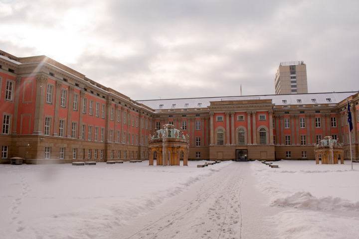 Innenhof mit Haupteingang des Landtagsgebäudes im Winter