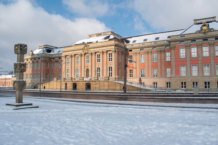 Der Landtags Brandenburg im Winter.