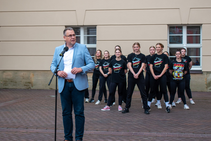 Vizepräsident Rainer Genilke begrüßt die Potsdamer Tanzgruppe The RokkaZ und die Gäste zur zweiten Veranstaltung der Sommerreihe „Kunst zur Zeit“ im Innenhof des Landtages.