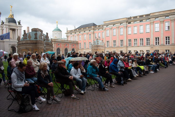 Impression der zweiten Veranstaltung „Kunst zur Zeit 2025“ mit der Potsdamer Tanzgruppe The RokkaZ