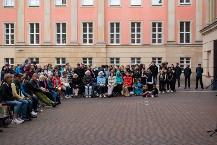 Impression der zweiten Veranstaltung „Kunst zur Zeit 2025“ mit der Potsdamer Tanzgruppe The RokkaZ