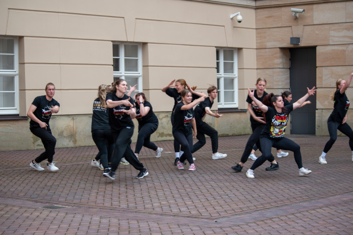 Aufführung der Potsdamer Tanzgruppe The RokkaZ bei der zweiten Veranstaltung „Kunst zur Zeit 2025“ im Innenhof des Landtages.