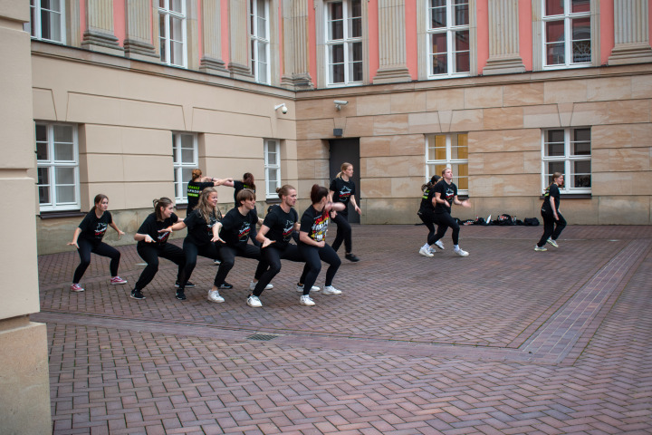 Aufführung der Potsdamer Tanzgruppe The RokkaZ bei der zweiten Veranstaltung „Kunst zur Zeit 2025“ im Innenhof des Landtages.