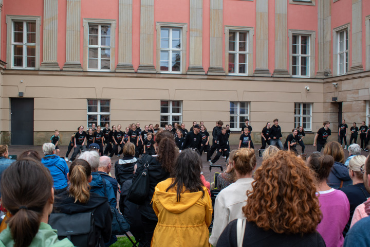 Impression der zweiten Veranstaltung „Kunst zur Zeit 2025“ mit der Potsdamer Tanzgruppe The RokkaZ