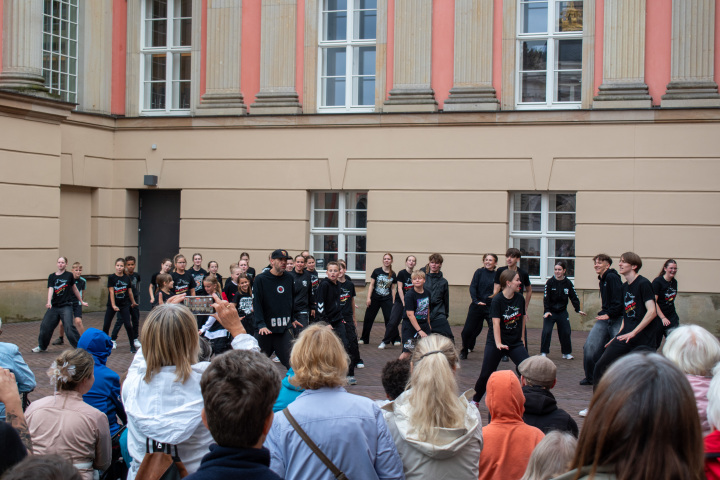 Impression der zweiten Veranstaltung „Kunst zur Zeit 2025“ mit der Potsdamer Tanzgruppe The RokkaZ