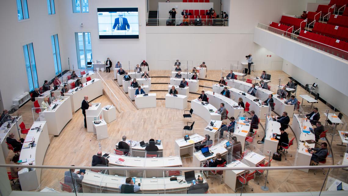 Ministerpräsident Dr. Dietmar Woidke spricht zu den Ergebnissen vom 03.03.2021 der Konferenz der Regierungschefinnen und Regierungschefs der Länder mit der Bundeskanzlerin vor dem Plenum.