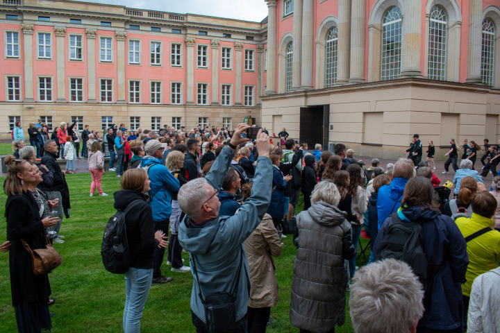 Impression der zweiten Veranstaltung „Kunst zur Zeit 2025“ mit der Potsdamer Tanzgruppe The RokkaZ